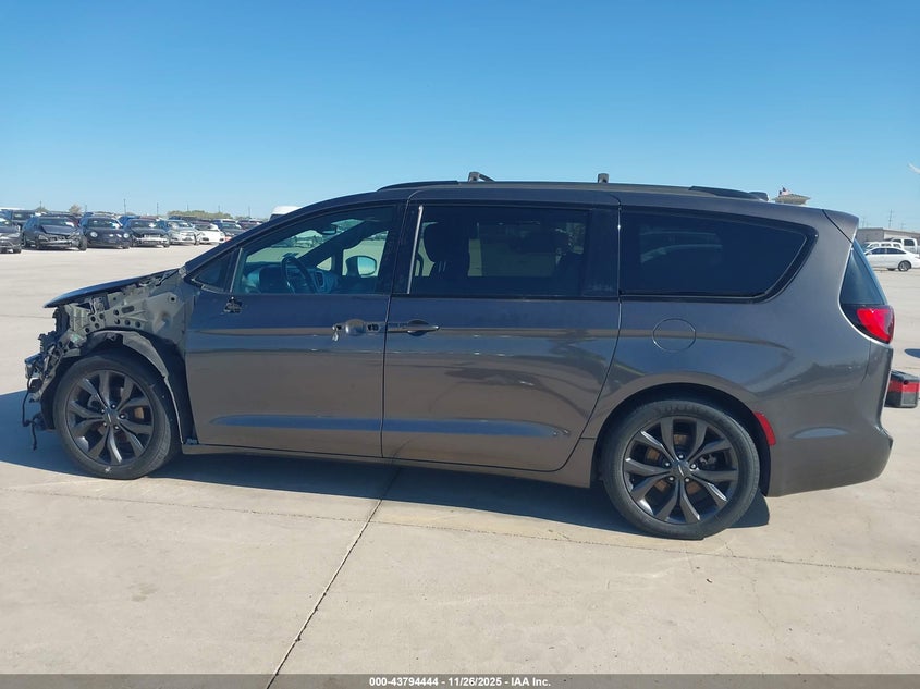 2018 Chrysler Pacifica Touring Plus VIN: 2C4RC1FG5JR263312 Lot: 43794444
