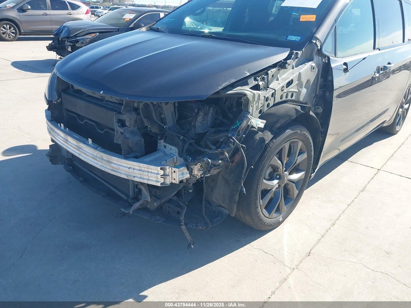 2018 Chrysler Pacifica Touring Plus VIN: 2C4RC1FG5JR263312 Lot: 43794444