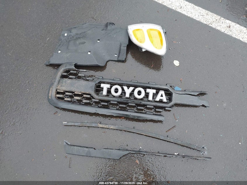 2003 Toyota Sequoia Sr5 V8 VIN: 5TDBT44A43S174665 Lot: 43794756