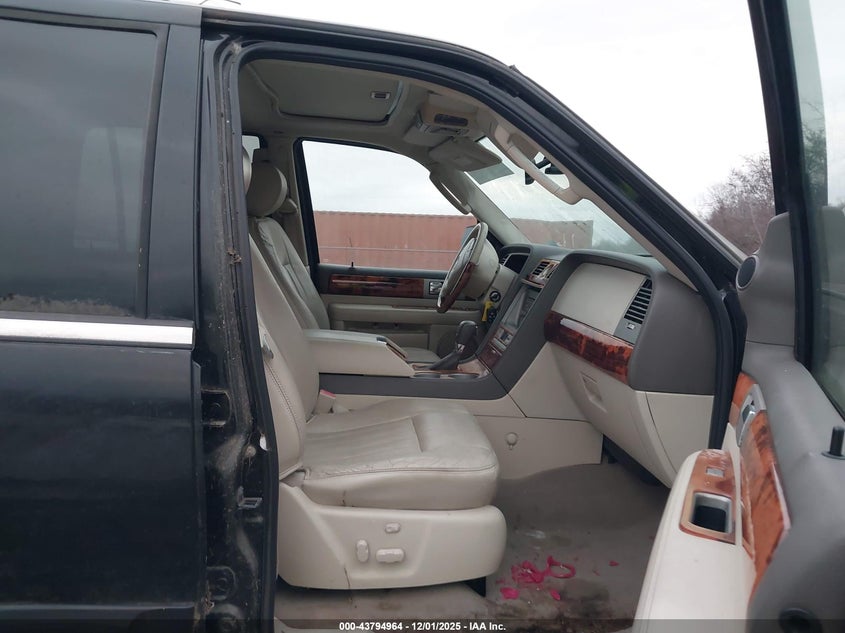 5LMFU28R04LJ05230 2004 LINCOLN NAVIGATOR photo no. 5