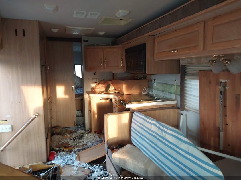 2000 Ford F550 Super Duty Stripped Chass VIN: 1FCNF53S5Y0A07195 Lot: 43795437