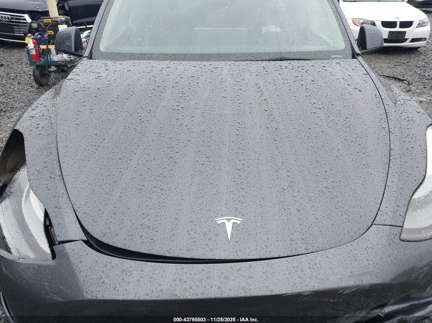 2022 Tesla Model Y Long Range Dual Motor All-Wheel Drive VIN: 7SAYGAEE1NF556192 Lot: 43795503