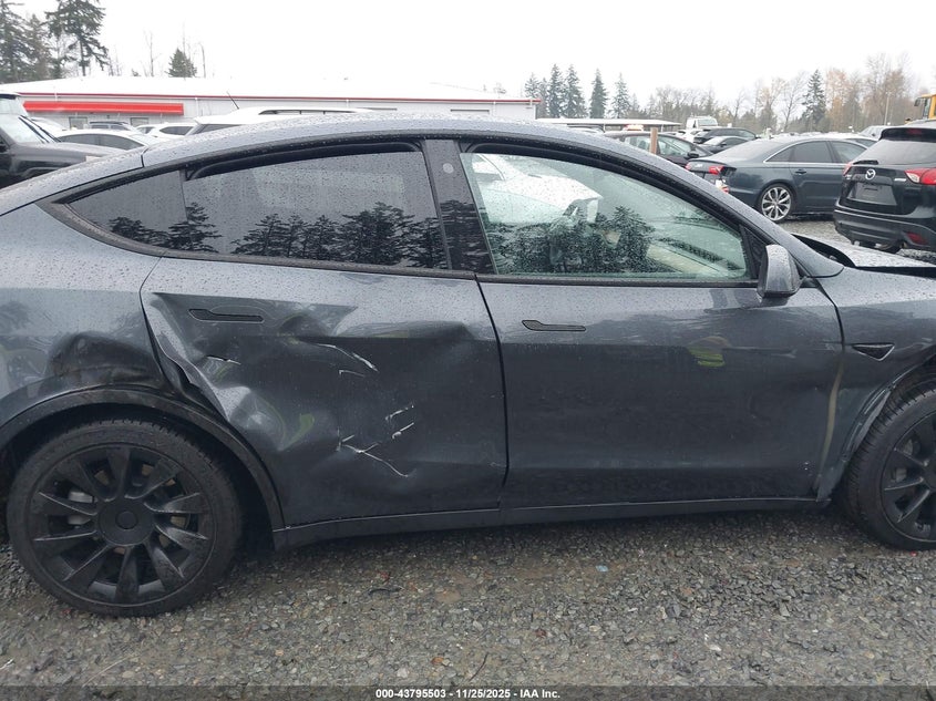 2022 Tesla Model Y Long Range Dual Motor All-Wheel Drive VIN: 7SAYGAEE1NF556192 Lot: 43795503