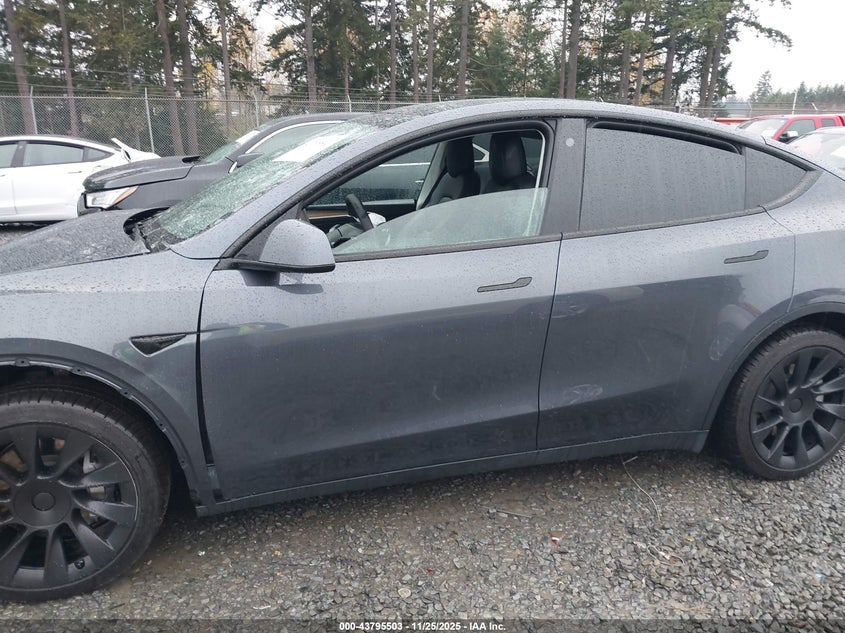 2022 Tesla Model Y Long Range Dual Motor All-Wheel Drive VIN: 7SAYGAEE1NF556192 Lot: 43795503