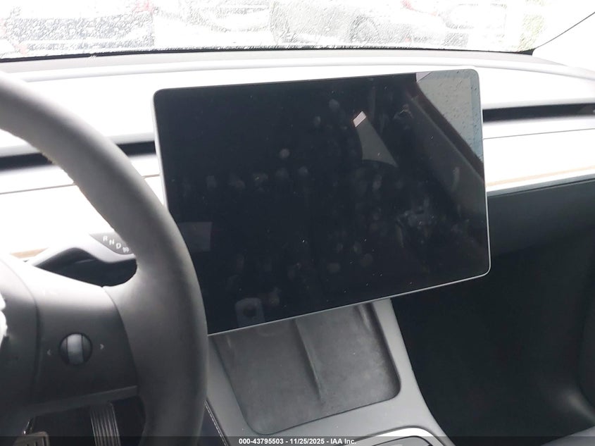 2022 Tesla Model Y Long Range Dual Motor All-Wheel Drive VIN: 7SAYGAEE1NF556192 Lot: 43795503