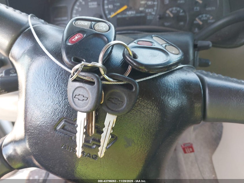 2001 Chevrolet Tahoe Ls VIN: 1GNEK13T01J106642 Lot: 43796063