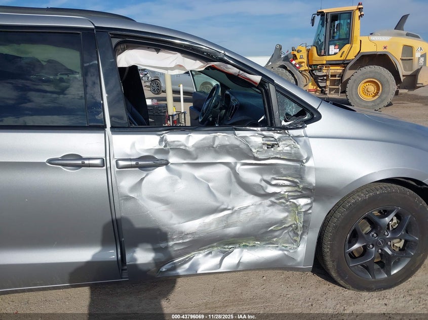 2018 Chrysler Pacifica Touring L Plus VIN: 2C4RC1EG9JR194657 Lot: 43796069