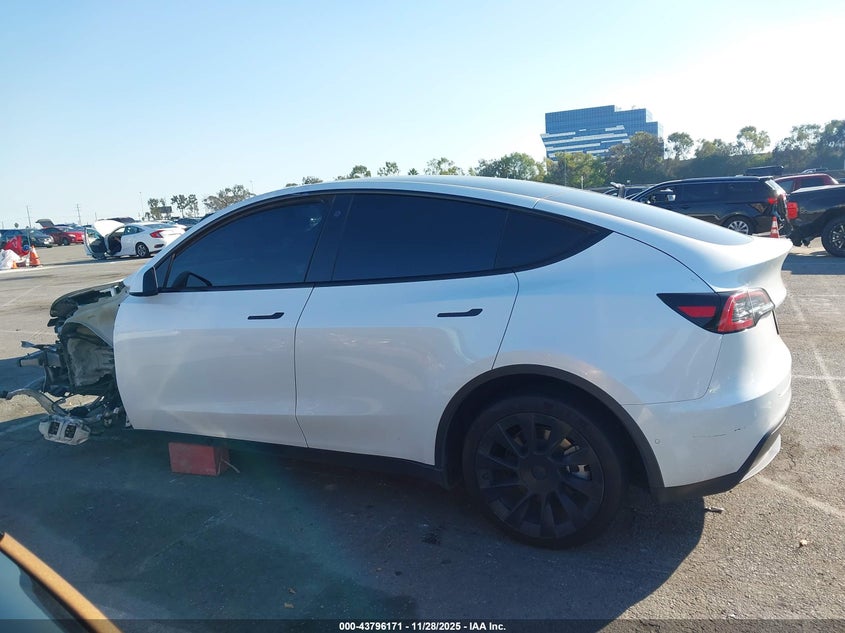 2021 Tesla Model Y Long Range Dual Motor All-Wheel Drive VIN: 5YJYGAEE3MF228235 Lot: 43796171