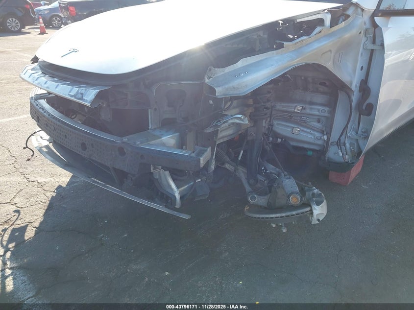 2021 Tesla Model Y Long Range Dual Motor All-Wheel Drive VIN: 5YJYGAEE3MF228235 Lot: 43796171