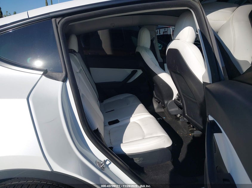 2021 Tesla Model Y Long Range Dual Motor All-Wheel Drive VIN: 5YJYGAEE3MF228235 Lot: 43796171