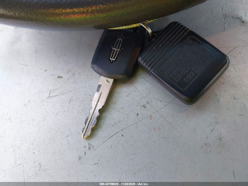 2009 Lincoln Town Car Signature Limited VIN: 2LNHM82V29X636962 Lot: 43796939