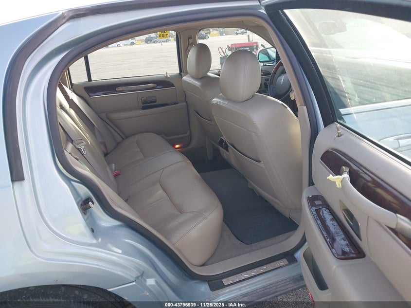 2009 Lincoln Town Car Signature Limited VIN: 2LNHM82V29X636962 Lot: 43796939