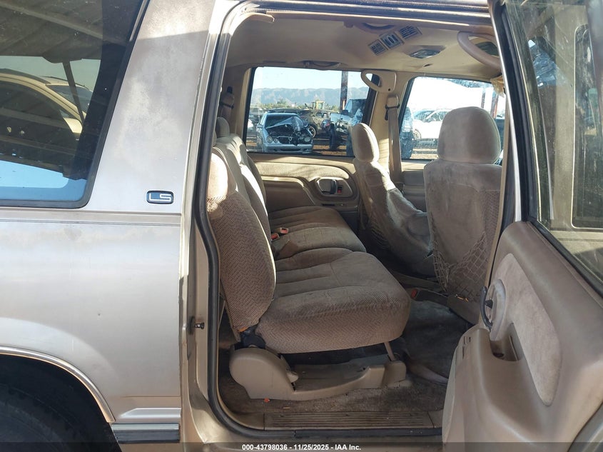 1999 Chevrolet Suburban 1500 Lt VIN: 1GNEC16R4XJ431025 Lot: 43798036