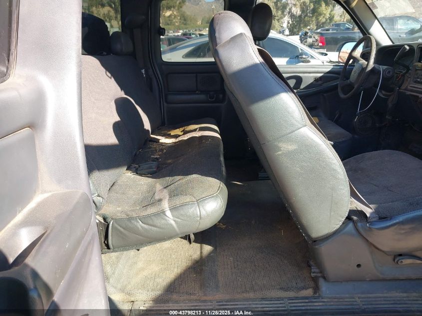 2002 Chevrolet Silverado 1500 VIN: 2GCEC19V621208425 Lot: 43798213