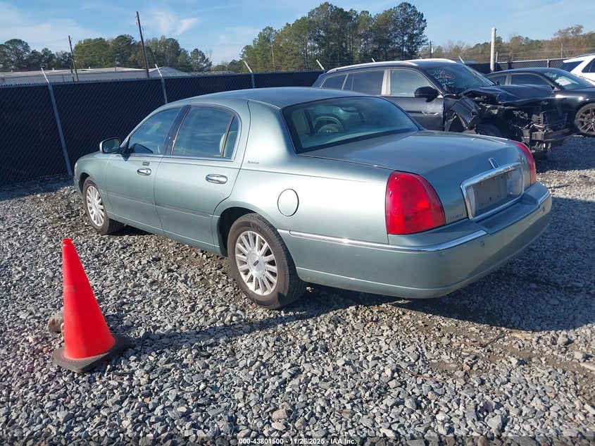 1LNHM81W74Y657664 2004 LINCOLN TOWN CAR photo no. 3