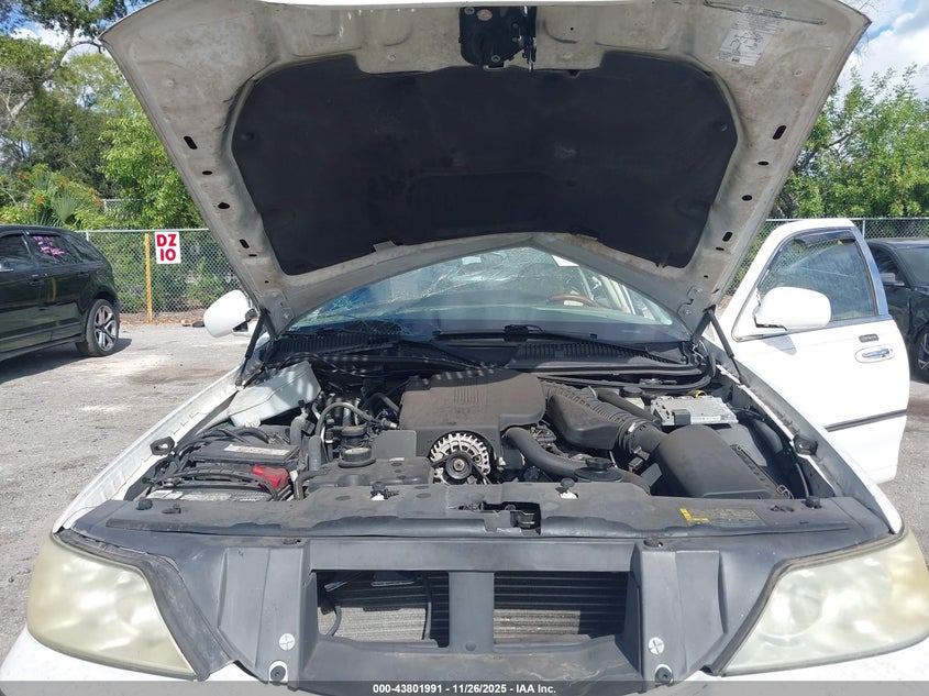 2005 Lincoln Town Car Signature Limited VIN: 1LNHM82W95Y615044 Lot: 43801991