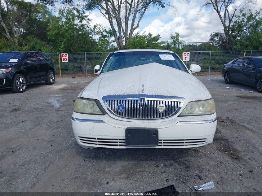 2005 Lincoln Town Car Signature Limited VIN: 1LNHM82W95Y615044 Lot: 43801991
