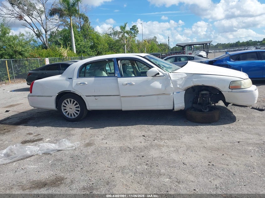 2005 Lincoln Town Car Signature Limited VIN: 1LNHM82W95Y615044 Lot: 43801991