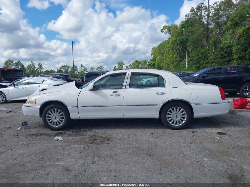 2005 Lincoln Town Car Signature Limited VIN: 1LNHM82W95Y615044 Lot: 43801991
