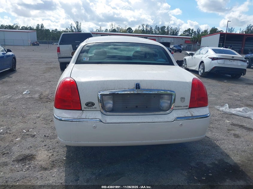 2005 Lincoln Town Car Signature Limited VIN: 1LNHM82W95Y615044 Lot: 43801991