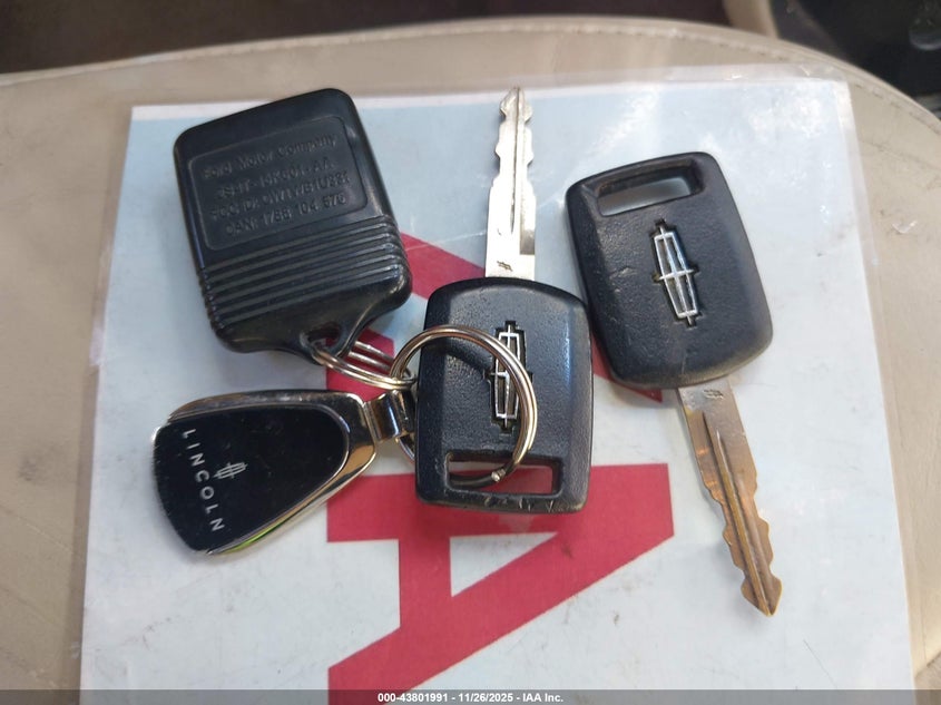 2005 Lincoln Town Car Signature Limited VIN: 1LNHM82W95Y615044 Lot: 43801991