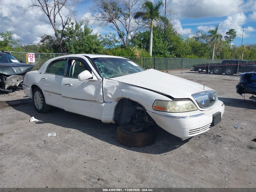2005 Lincoln Town Car Signature Limited VIN: 1LNHM82W95Y615044 Lot: 43801991