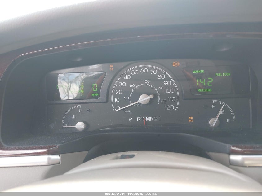 2005 Lincoln Town Car Signature Limited VIN: 1LNHM82W95Y615044 Lot: 43801991