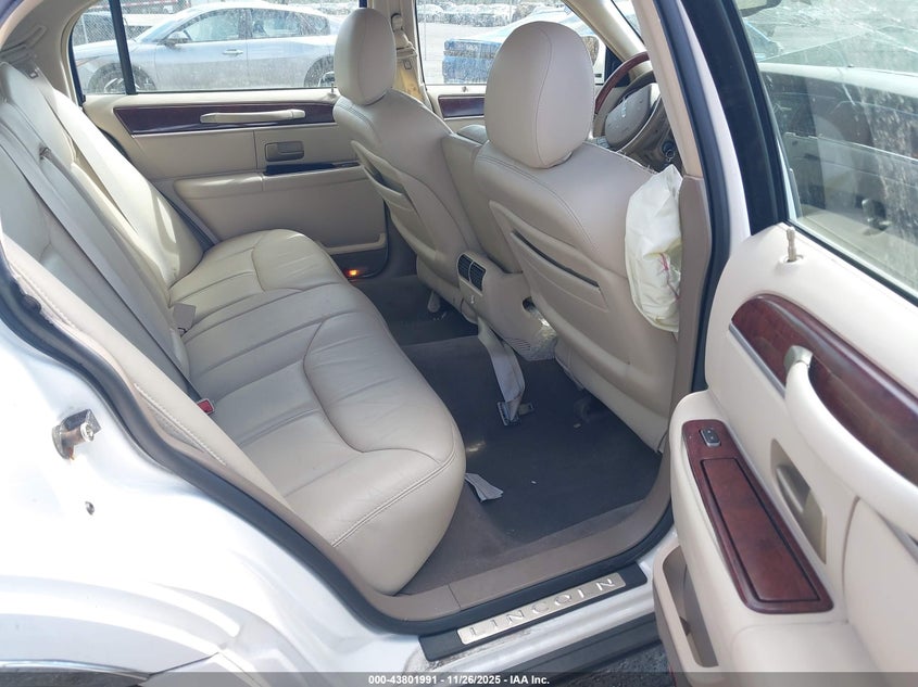 2005 Lincoln Town Car Signature Limited VIN: 1LNHM82W95Y615044 Lot: 43801991