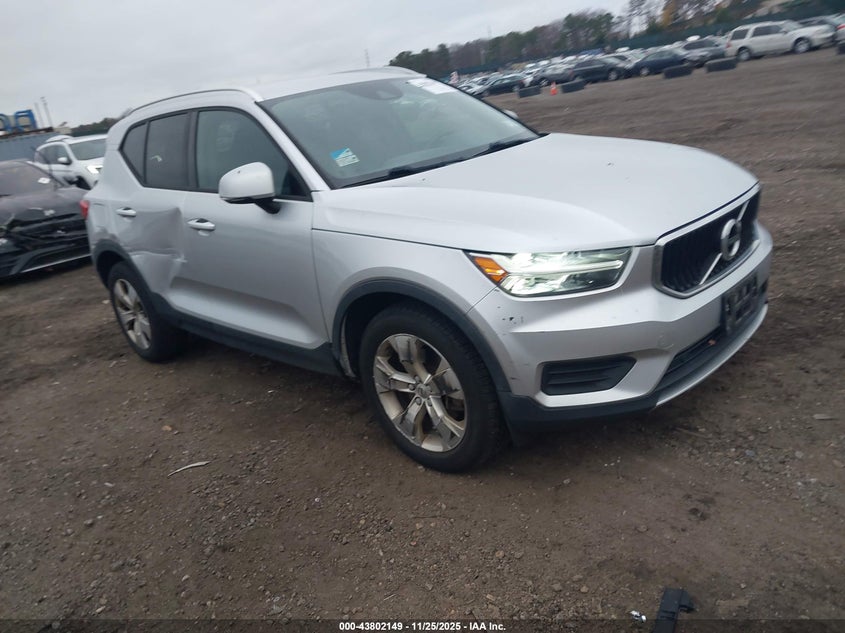 VOLVO XC40 T4 MOMENTUM