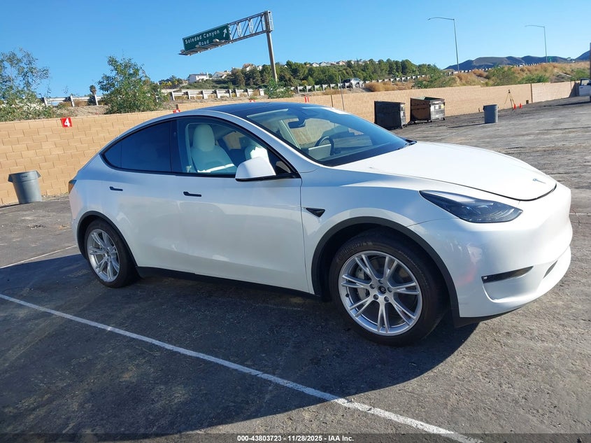 2023 Tesla Model Y Awd/Long Range Dual Motor All-Wheel Drive VIN: 7SAYGDEE0PF960363 Lot: 43803723
