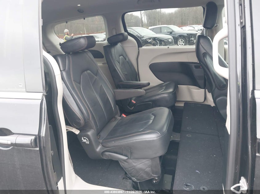 2017 Chrysler Pacifica Touring-L VIN: 2C4RC1BG8HR757017 Lot: 43803867