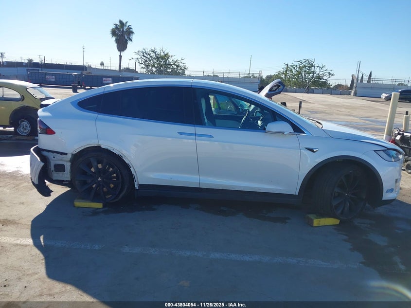 2018 Tesla Model X 100D/75D/P100D VIN: 5YJXCBE29JF090733 Lot: 43804054
