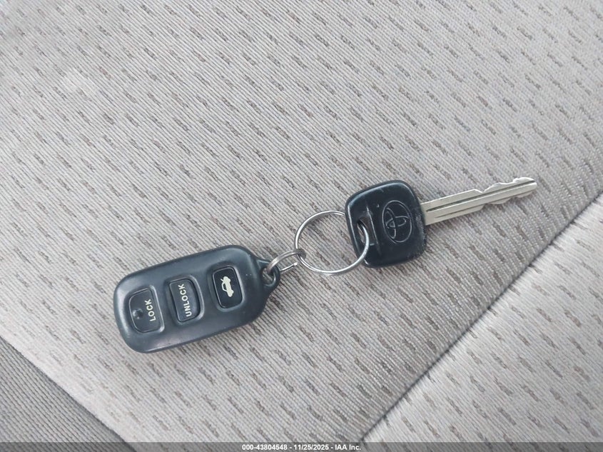 2003 Toyota Camry Le VIN: 4T1BE32K33U165446 Lot: 43804548