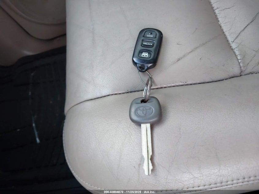 2003 Toyota Sequoia Limited V8 VIN: 5TDBT48A73S204316 Lot: 43804870