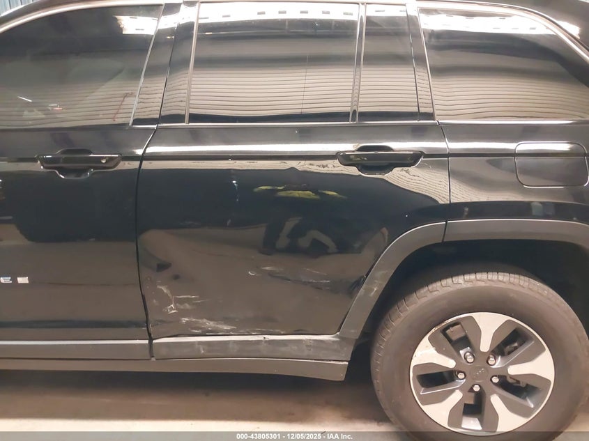 JEEP GRAND CHEROKEE 4XE - zdjęcie 17