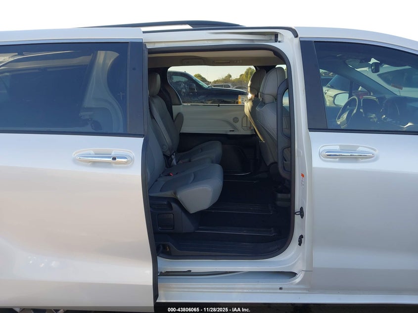 2025 Toyota Sienna Xle VIN: 5TDYRKEC8SS267880 Lot: 43806065