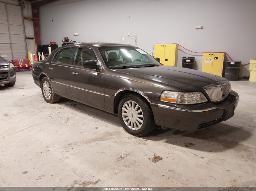 1LNHM82W85Y624625 2005 Lincoln Town Car Signature Limited auction photo 1