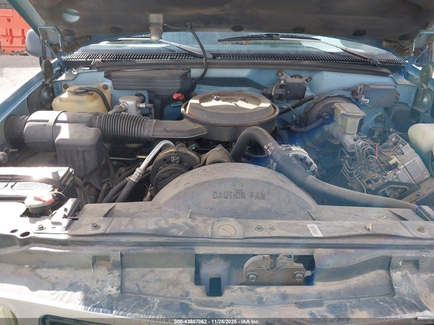 1993 GMC Suburban K1500 VIN: 1GKFK16K4PJ740727 Lot: 43807062