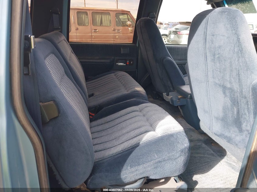 1993 GMC Suburban K1500 VIN: 1GKFK16K4PJ740727 Lot: 43807062