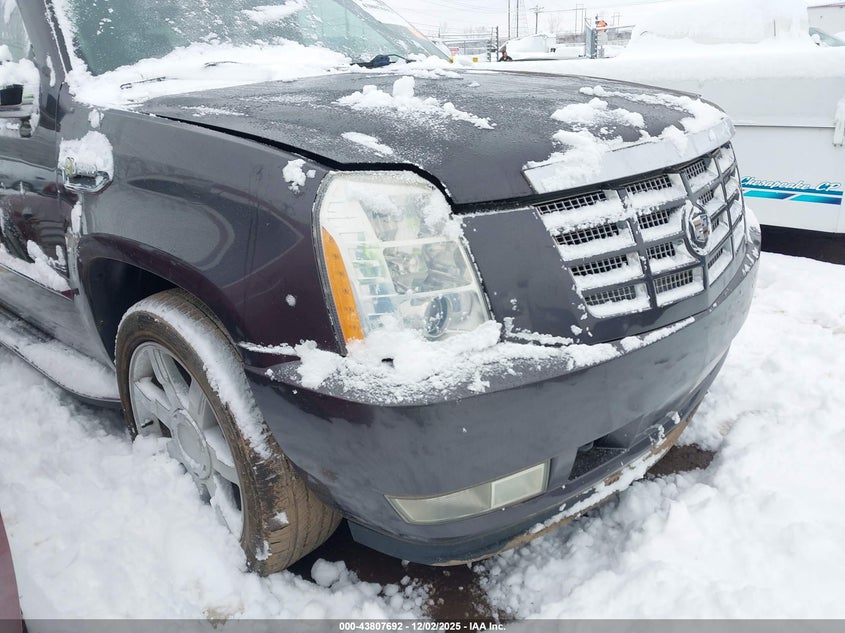 2011 CADILLAC ESCALADE auction photo 5