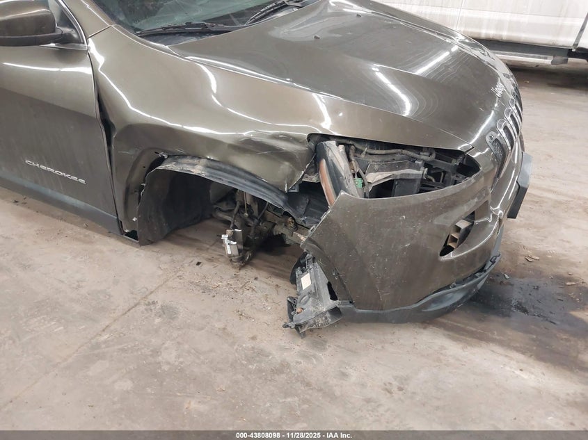 2014 Jeep Cherokee Latitude VIN: 1C4PJLCB4EW261694 Lot: 43808098