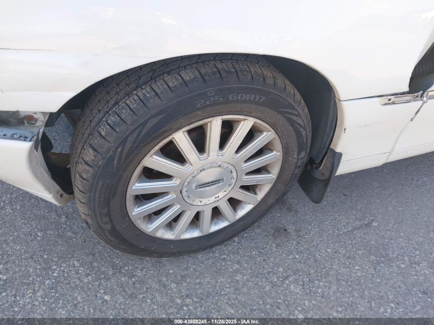 2004 Lincoln Town Car Signature VIN: 1LNHM81W44Y687401 Lot: 43808245