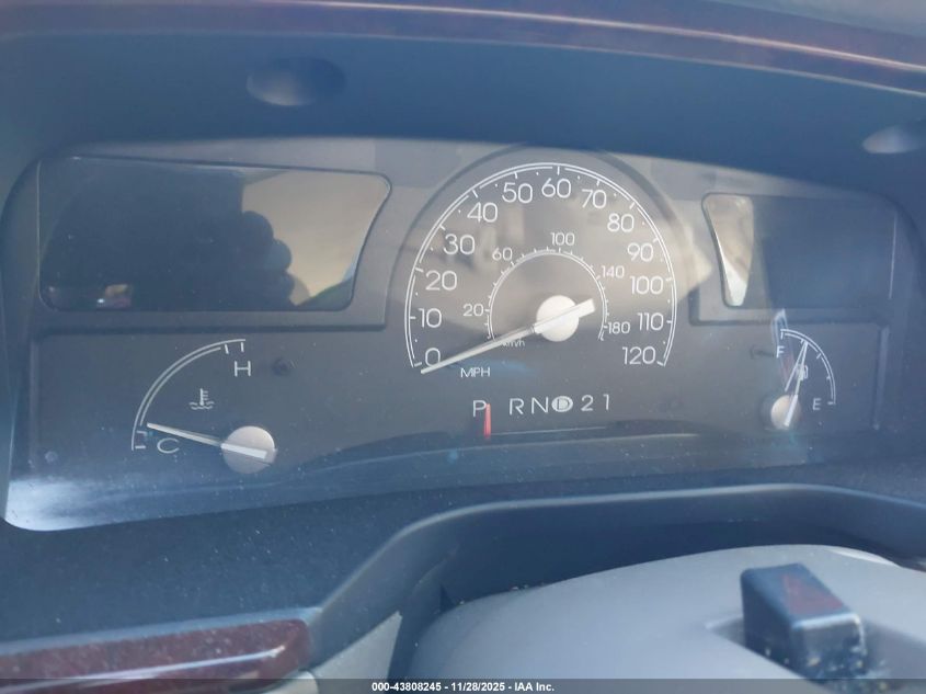 2004 Lincoln Town Car Signature VIN: 1LNHM81W44Y687401 Lot: 43808245