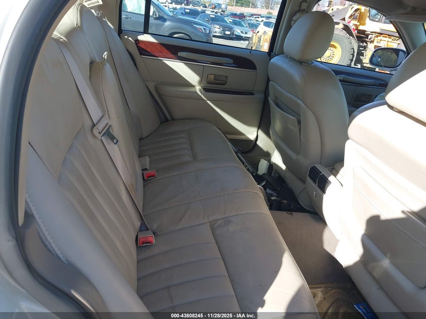 2004 Lincoln Town Car Signature VIN: 1LNHM81W44Y687401 Lot: 43808245