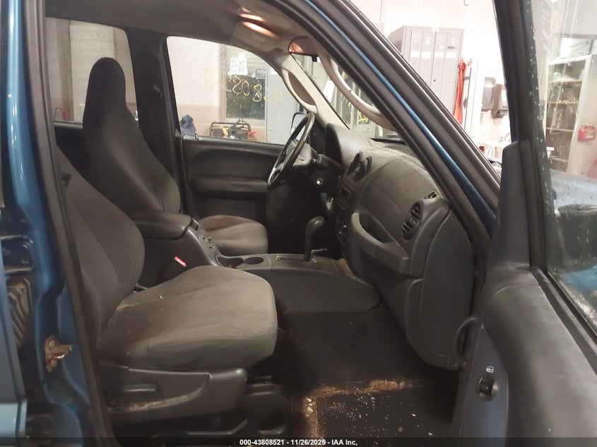 1J4GL48K04W328602 2004 JEEP LIBERTY (NORTH AMERICA) photo no. 5