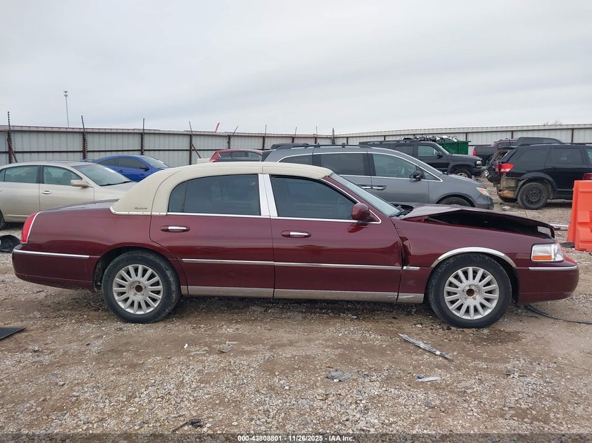 2004 Lincoln Town Car Signature VIN: 1LNHM81W14Y674637 Lot: 43808801