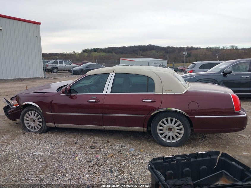 2004 Lincoln Town Car Signature VIN: 1LNHM81W14Y674637 Lot: 43808801