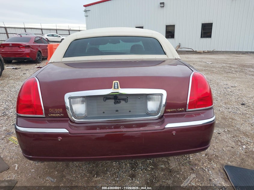 2004 Lincoln Town Car Signature VIN: 1LNHM81W14Y674637 Lot: 43808801