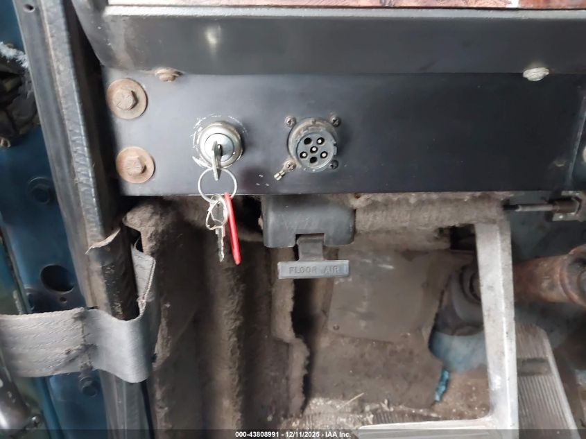 1999 International 9200 VIN: 2HSFMAMR8XC071924 Lot: 43808991