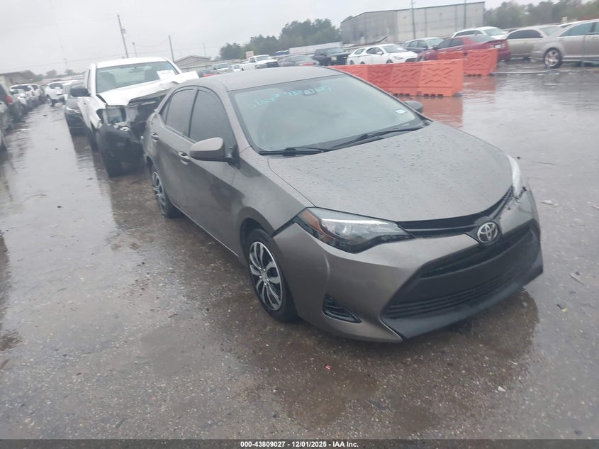 TOYOTA COROLLA 2018. Lot# 43809027. VIN 5YFBURHE9JP851433. Photo 1